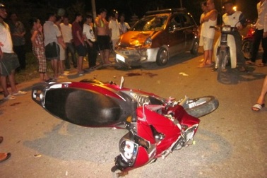 Xe chở người đi cấp cứu gặp tai nạn nghiêm trọng