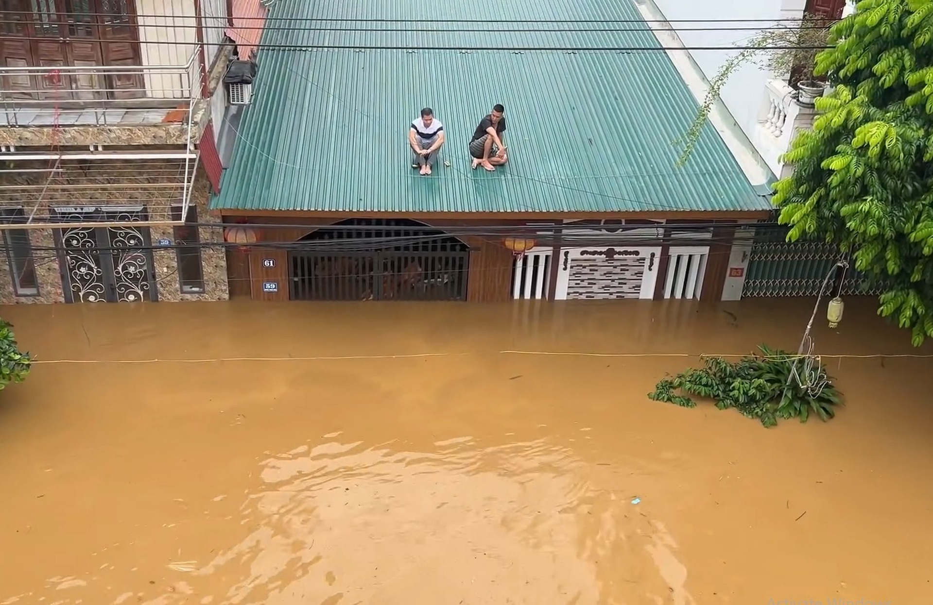 View - Lập sở chỉ huy, xuyên đêm tiếp tế lương thực vùng rốn lũ TP Yên Bái | Báo Dân trí