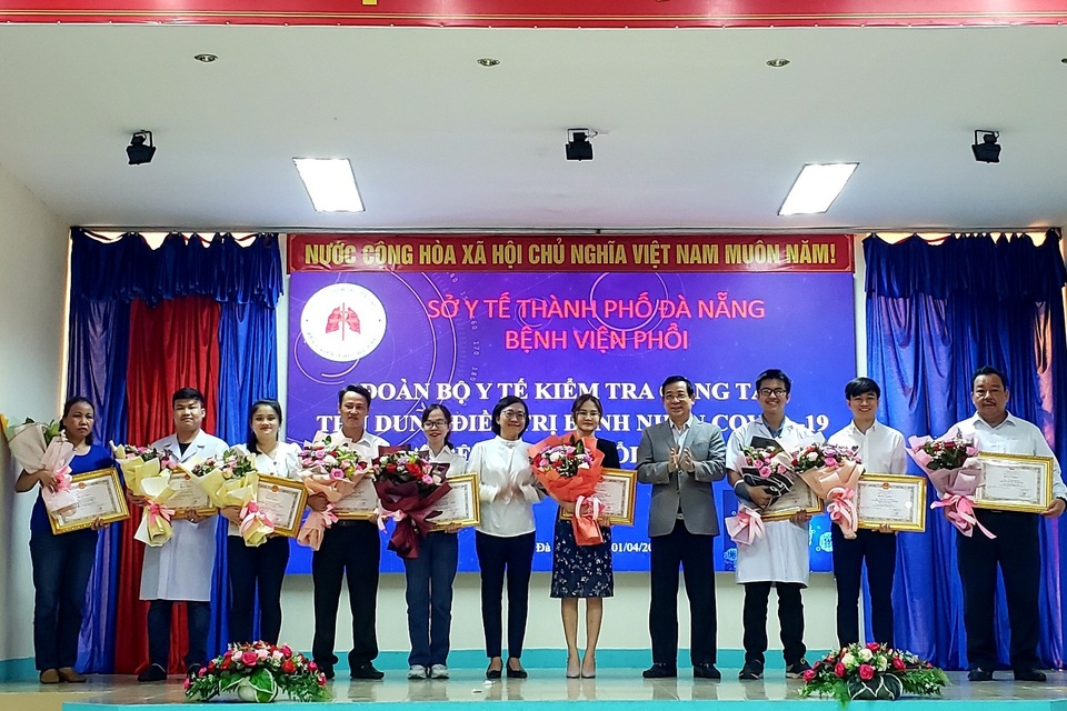 Thứ trưởng Bộ Y tế kiểm tra công tác điều trị Covid-19 tại Đà Nẵng - 2 Thứ trưởng Bộ Y tế kiểm tra công tác điều trị Covid-19 tại Đà Nẵng - 2