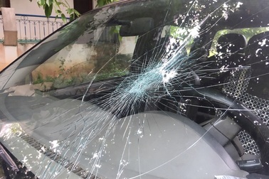 Xe kiểm lâm bị ném đá tới tấp khi đuổi theo ôtô nghi chở gỗ lậu