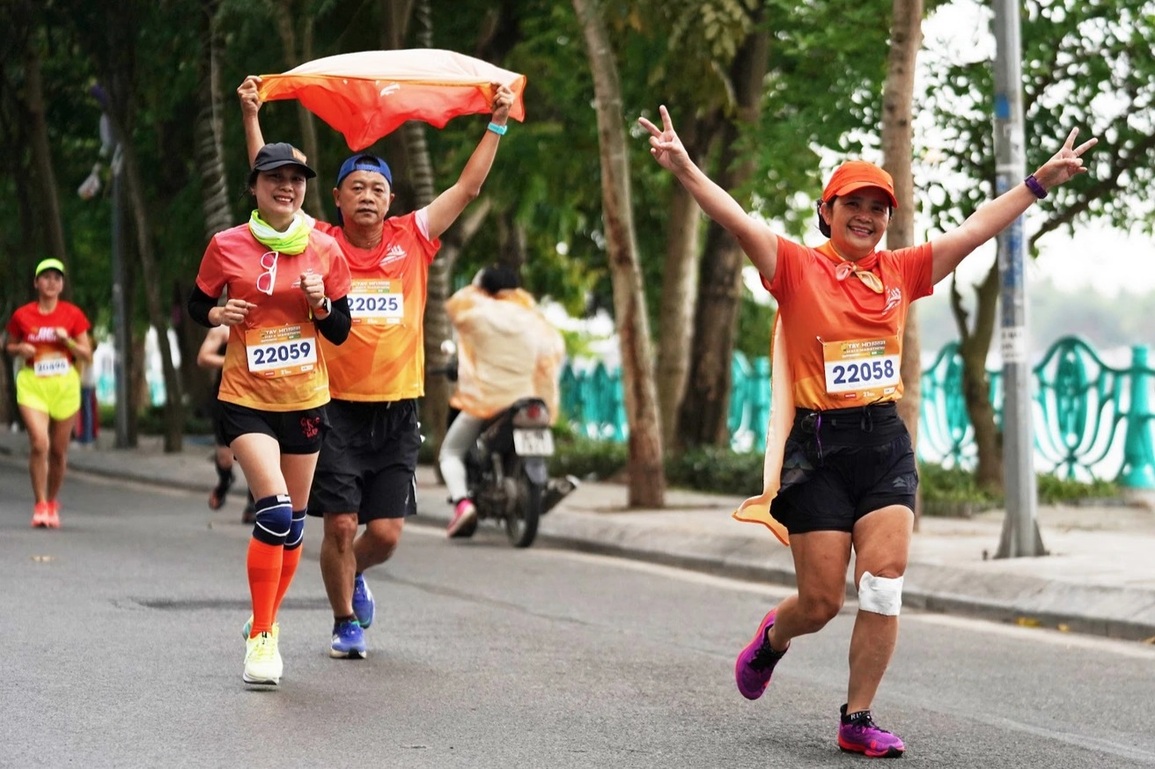 Gần 3000 vận động viên chạy trên cung đường tuyệt đẹp với chuyên môn cao - 2 Gần 3000 vận động viên chạy trên cung đường tuyệt đẹp với chuyên môn cao - 2