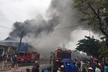 Cháy lớn tại kho phế liệu trong khu dân cư