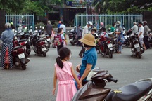 Phụ huynh đón con đứng dưới lòng đường, ai phải trả tiền cho chỗ đậu xe?