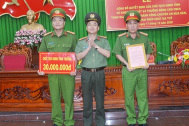 Chủ tịch Sóc Trăng thưởng "nóng" đơn vị phá án ma túy lớn nhất địa phương