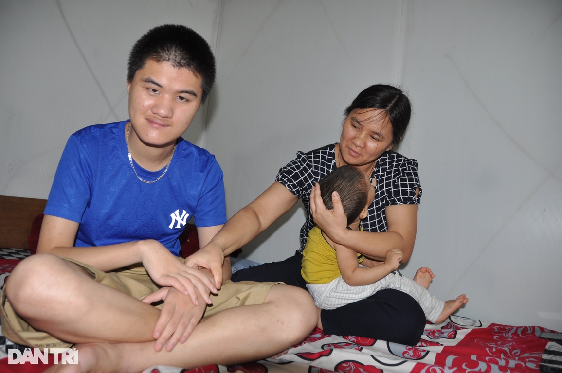 Mẹ nghèo khóc nghẹn ôm 2 con bại não trong đau đớn, tuyệt vọng - 4 Mẹ nghèo khóc nghẹn ôm 2 con bại não trong đau đớn, tuyệt vọng - 4