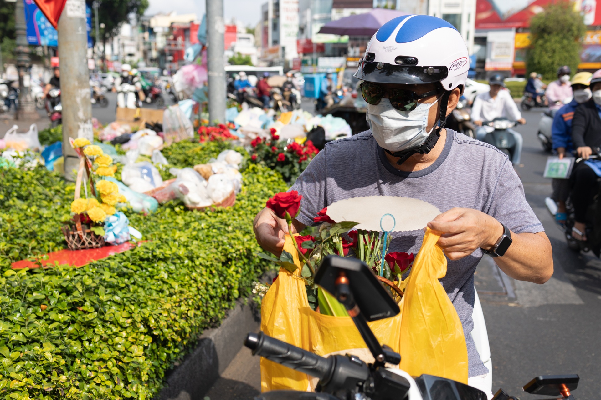Cánh mày râu tất bật chọn hoa, tặng người yêu nhân ngày Valentine - 6 Cánh mày râu tất bật chọn hoa, tặng người yêu nhân ngày Valentine - 6