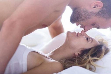 Bố mẹ rủ nhau "ăn mặn" ở phòng khách, bị con... bắt tại trận