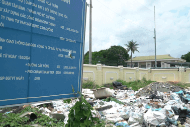 Kênh rạch, vỉa hè ở TPHCM lại ngập rác