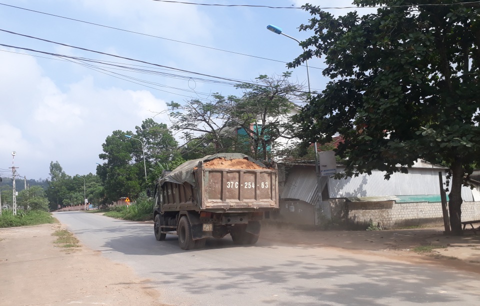 Nghệ An: Rầm rộ khai thác đất trái phép giữa thanh thiên bạch nhật! - 8 Nghệ An: Rầm rộ khai thác đất trái phép giữa thanh thiên bạch nhật! - 8