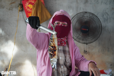 Những "ninja" nướng cá cả ngày giữa nắng nóng 40 độ, bán "mát tay"