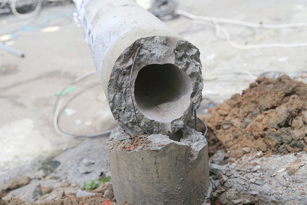 Xe đầu kéo quật đổ 9 trụ điện ở TPHCM, hàng chục hộ dân mất điện - 2 Xe đầu kéo quật đổ 9 trụ điện ở TPHCM, hàng chục hộ dân mất điện - 2