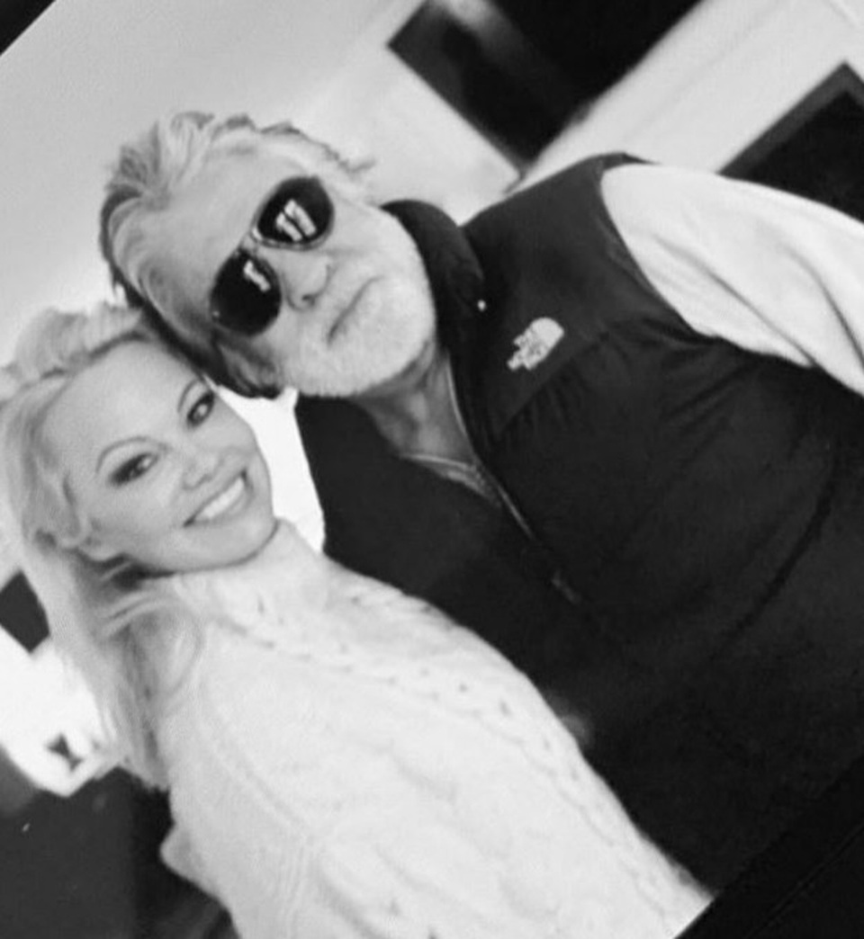 3 tuần sau khi ly dị, chồng cũ Pamela Anderson đính hôn với bạn gái mới - 1 3 tuần sau khi ly dị, chồng cũ Pamela Anderson đính hôn với bạn gái mới - 1