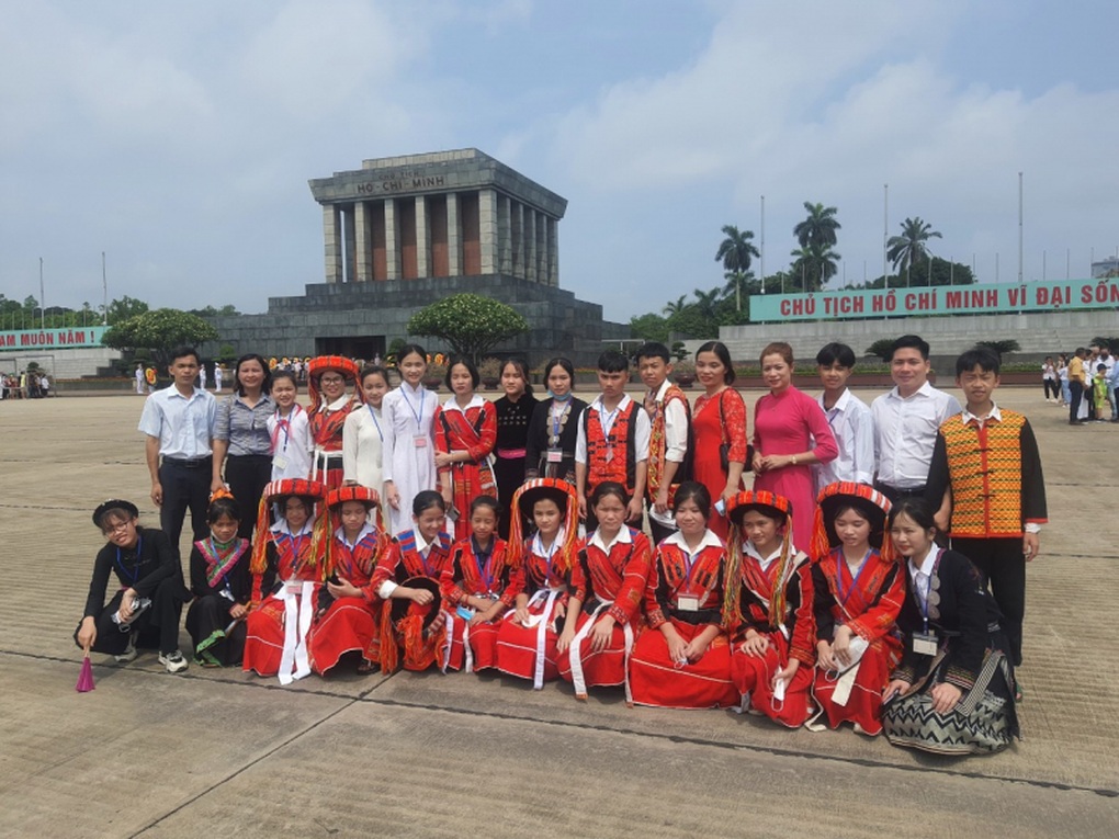 Bài 2: Niềm vui được định danh và chiếc cổng làng đoàn kết - 1 Bài 2: Niềm vui được định danh và chiếc cổng làng đoàn kết - 1
