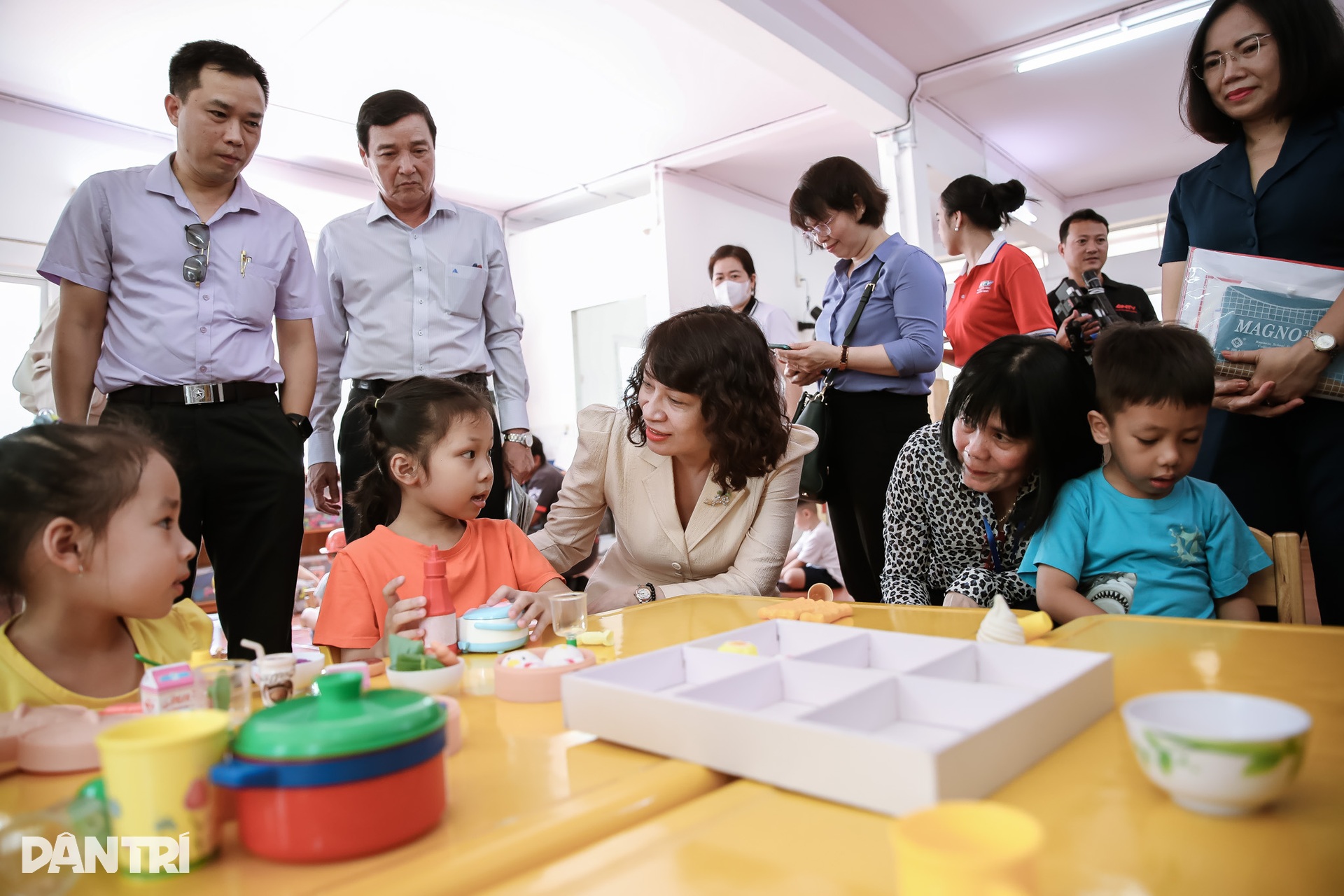 Thứ trưởng Bộ Y tế vào Nam thị sát dịch tay chân miệng - 2 Thứ trưởng Bộ Y tế vào Nam thị sát dịch tay chân miệng - 2