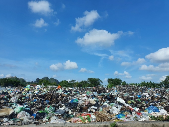 Bãi tập kết rác thải tại phường An Lưu, thị xã Kinh Môn có diện tích khoảng 5000m2.