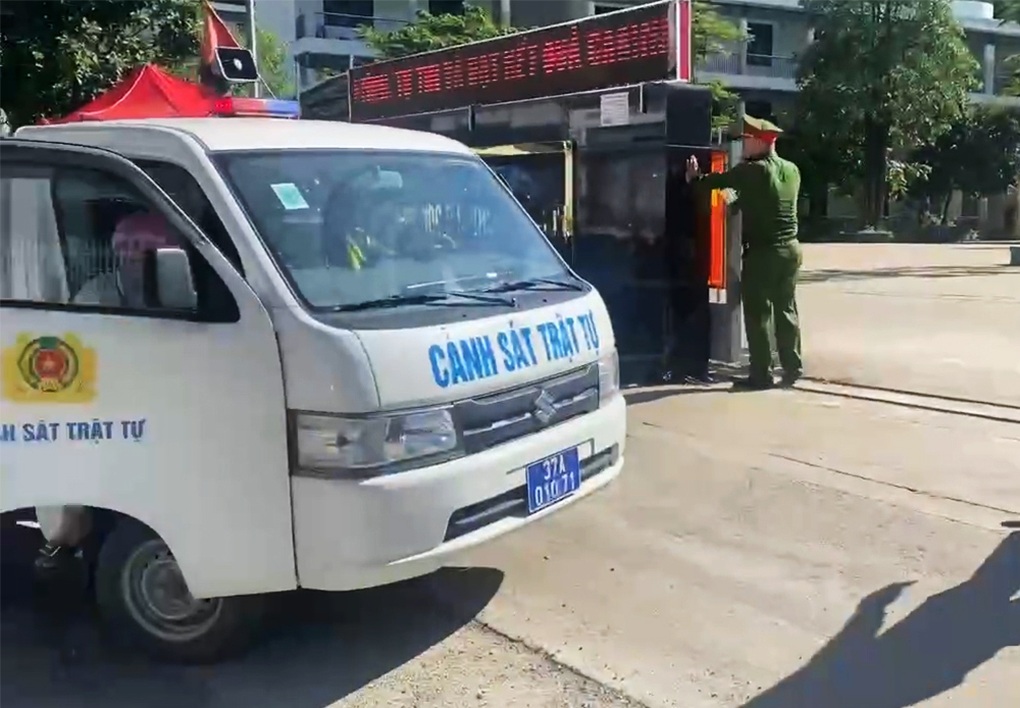 Công an vượt đồi núi tìm thí sinh, đưa phụ huynh đột quỵ vì nắng đi cấp cứu - 1