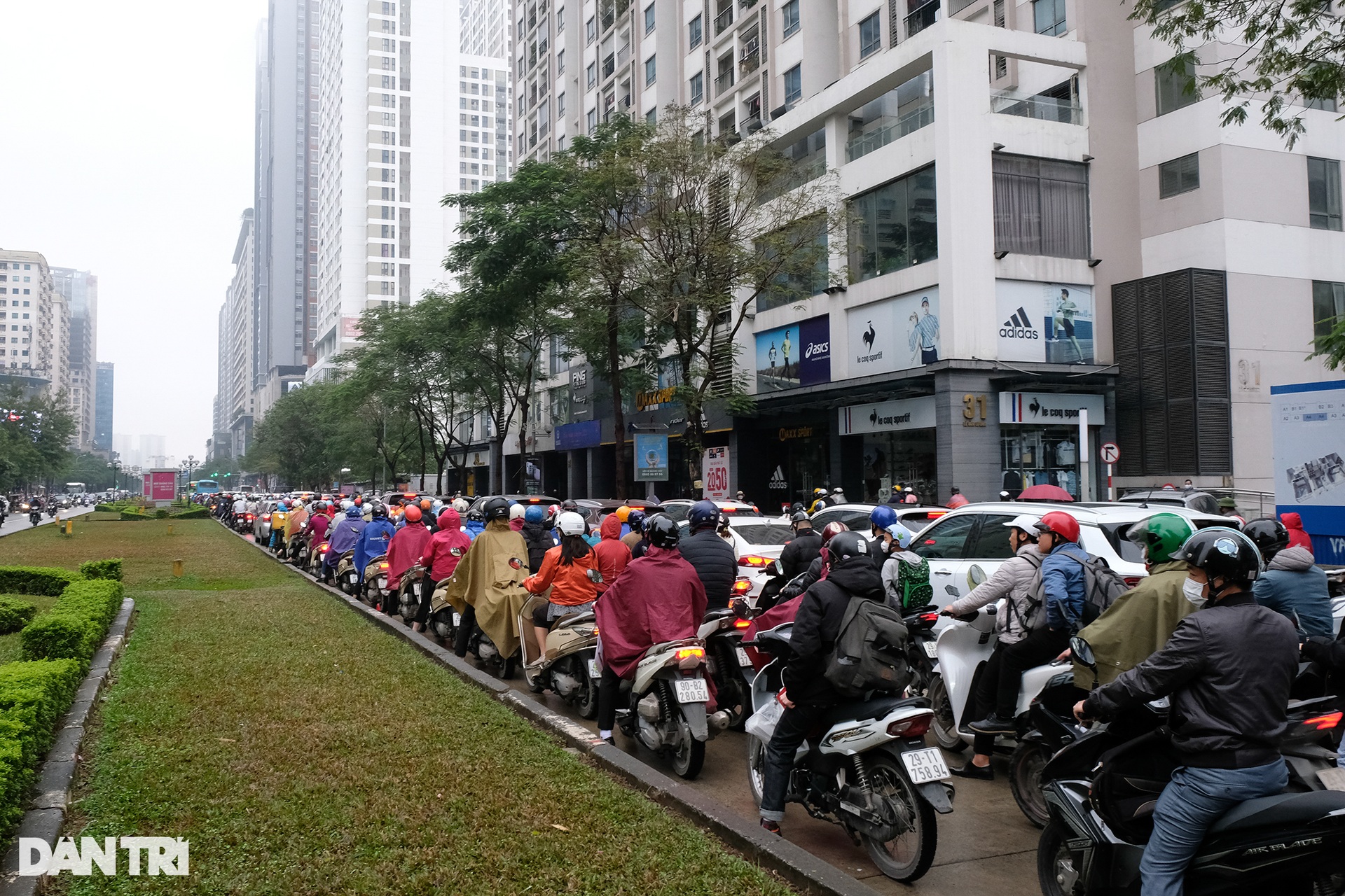 Người Hà Nội chật vật di chuyển dưới trời mưa dai dẳng và sương mù dày đặc - 6 Người Hà Nội chật vật di chuyển dưới trời mưa dai dẳng và sương mù dày đặc - 6