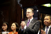 Đại sứ Mỹ thăm Văn Miếu, dâng hương tưởng niệm danh nhân văn hóa Chu Văn An