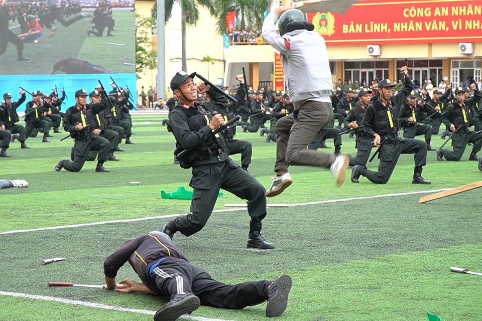 Cảnh sát chống bạo động dùng khiên biểu diễn đấu đối kháng - 14 Cảnh sát chống bạo động dùng khiên biểu diễn đấu đối kháng - 14