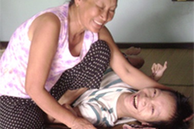 Cô giáo bán bánh tét nuôi 2 con tàn tật