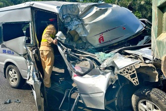 Tai nạn liên hoàn giữa 3 ô tô, một phụ nữ mắc kẹt trên xe khách