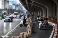 Hà Nội thông xe đường tạm tại dải phân cách trên đường Nguyễn Xiển