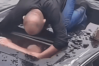 Lao xuống sông đập vỡ cửa sổ trời cứu tài xế bị mắc kẹt trong ô tô sắp chìm