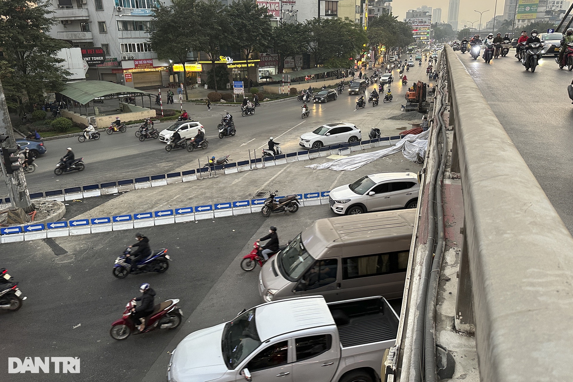 Ngã Tư Sở thông suốt giờ cao điểm sau khi phân luồng lại - 6 Ngã Tư Sở thông suốt giờ cao điểm sau khi phân luồng lại - 6