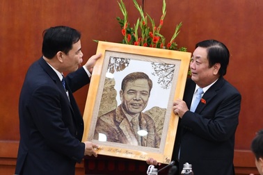 Tân Bộ trưởng Nông nghiệp tặng bức tranh sen tri ân người tiền nhiệm