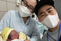 Vợ đẻ rơi ở nhà, chồng hoảng loạn tìm taxi và hành động bất ngờ của tài xế