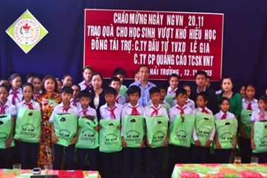 Quảng Trị: Trao tặng cặp sách, dụng cụ học tập cho học sinh nghèo hiếu học