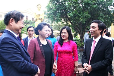 Chủ tịch Quốc hội chúc mừng các thầy cô trường chuyên Phan Bội Châu