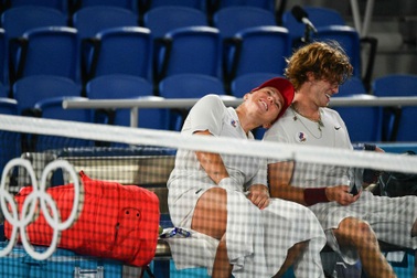 Bộ đôi quần vợt nước Nga tình tứ trong trận chung kết Olympic Tokyo