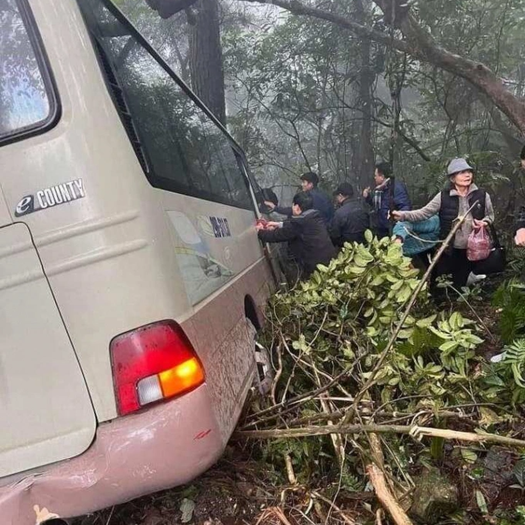 Chuyển hồ sơ vụ ô tô lao xuống vực ở Tam Đảo tới Công an tỉnh Vĩnh Phúc - 1 Chuyển hồ sơ vụ ô tô lao xuống vực ở Tam Đảo tới Công an tỉnh Vĩnh Phúc - 1