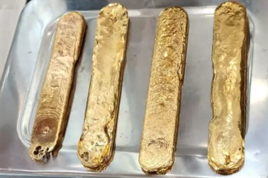 Nhét hơn 1 kg vàng vào hậu môn để lén mang lên máy bay