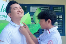 MC Hạnh Phúc xúc động kể kỷ niệm được cậu bé mồ côi cài khuy áo