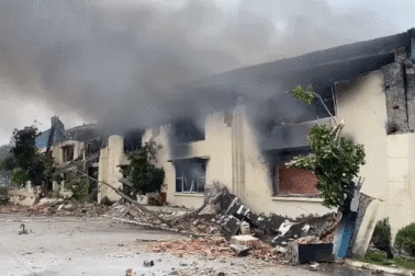 Hàng chục lính cứu hỏa dập đám cháy lớn tại công ty may