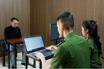 Triệt phá nhóm cho vay nặng lãi qua app, lãi suất hơn 2.000%/năm