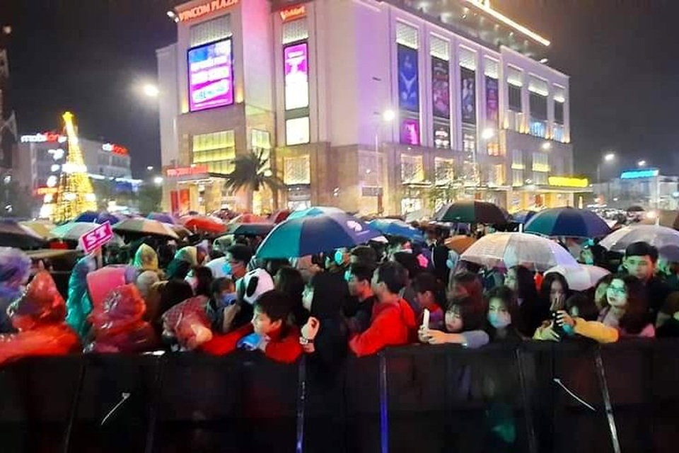 Bạn trẻ Huế đội mưa lạnh đến xem văn nghệ, Countdown mừng năm mới - 2 Bạn trẻ Huế đội mưa lạnh đến xem văn nghệ, Countdown mừng năm mới - 2