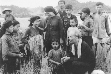 Học Bác cách làm việc "Từ trong quần chúng ra. Về sâu trong quần chúng"