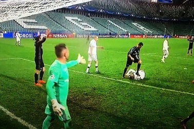 C.Ronaldo bị tố cáo giẫm lên người cầu thủ Legia Warsaw