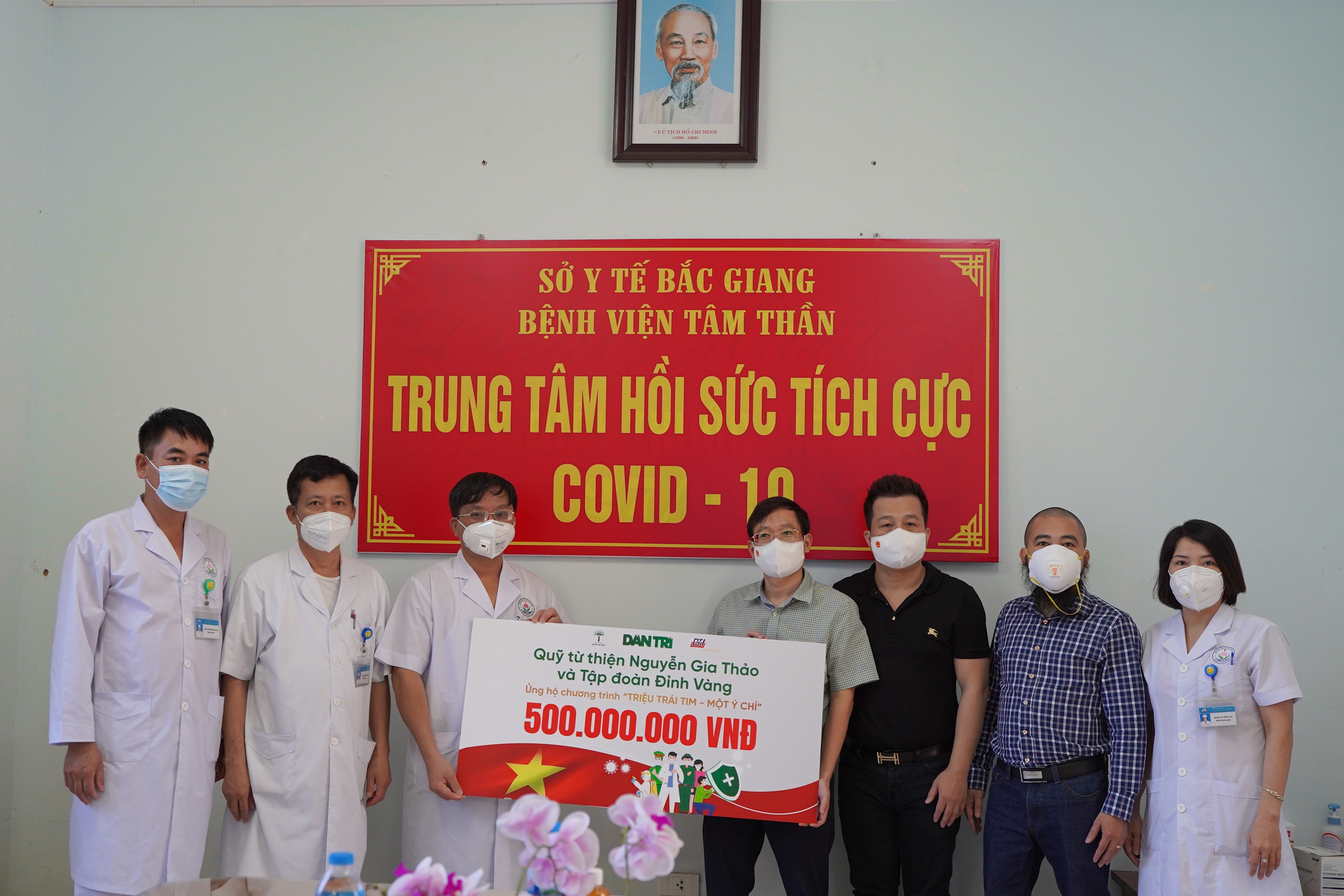 Trao tặng 1,2 tỉ đồng đến y, bác sĩ tuyến đầu chống dịch Covid-19