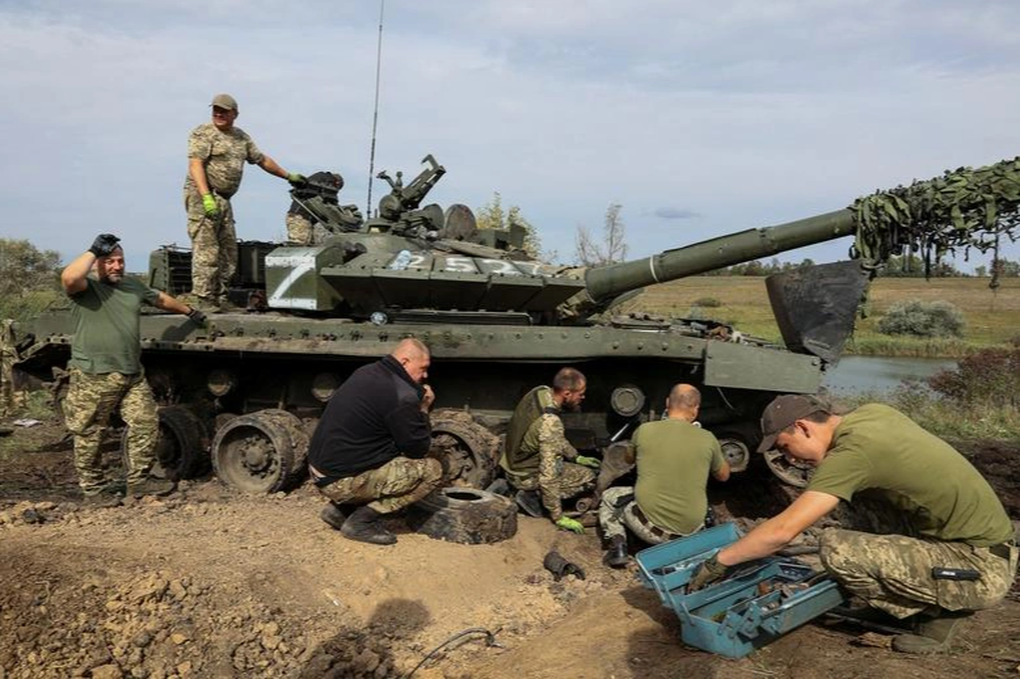 Hàng chục xe tăng Nga thành mỏ vàng cho Ukraine sau cuộc phản công - 2 Hàng chục xe tăng Nga thành mỏ vàng cho Ukraine sau cuộc phản công - 2