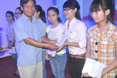 Trao 55 suất học bổng đến sinh viên nghèo học giỏi