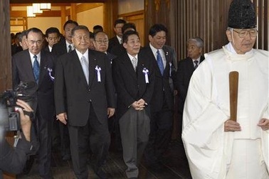 Cựu thủ tướng và 2 bộ trưởng Nhật thăm đền chiến tranh tại Tokyo