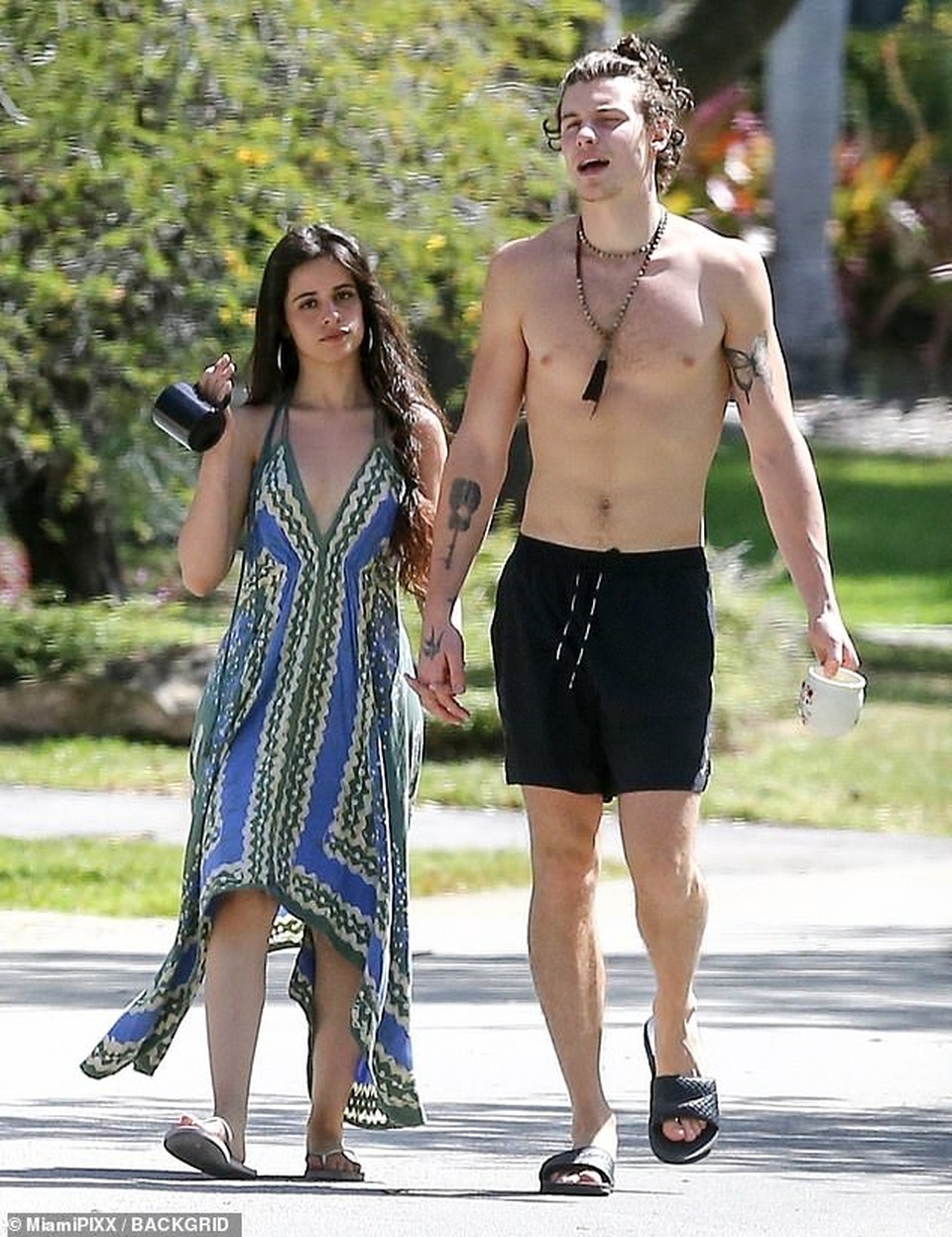 Camila Cabello tình tứ hôn Shawn Mendes - 4 Camila Cabello tình tứ hôn Shawn Mendes - 4