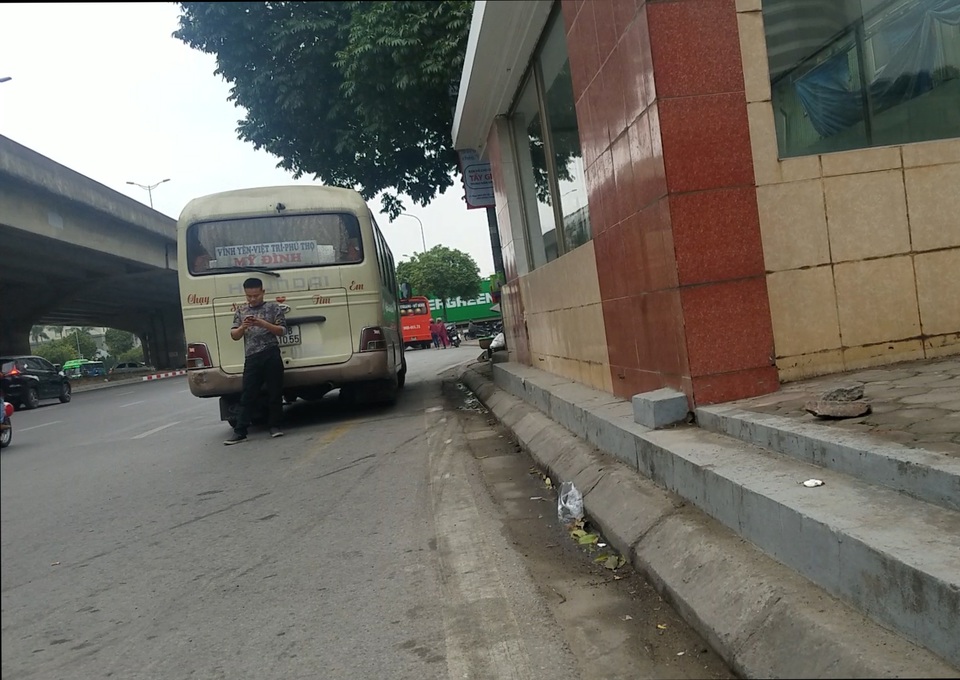 Hà Nội: Xe khách thỏa sức lộng hành xung quanh bến xe Mỹ Đình - 4 Hà Nội: Xe khách thỏa sức lộng hành xung quanh bến xe Mỹ Đình - 4