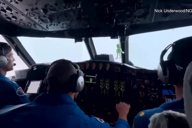 Nghe phi công kể trải nghiệm "bay thẳng" vào trong mắt bão mạnh 250km/h