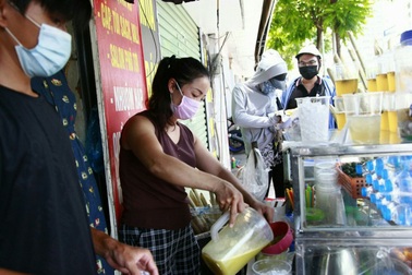 Nắng nóng, người dân kiếm tiền triệu nhờ bán nước giải khát