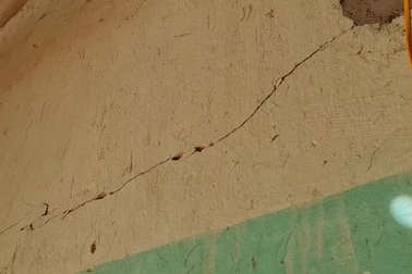 Lãnh đạo xã nói về trường học xuống cấp.